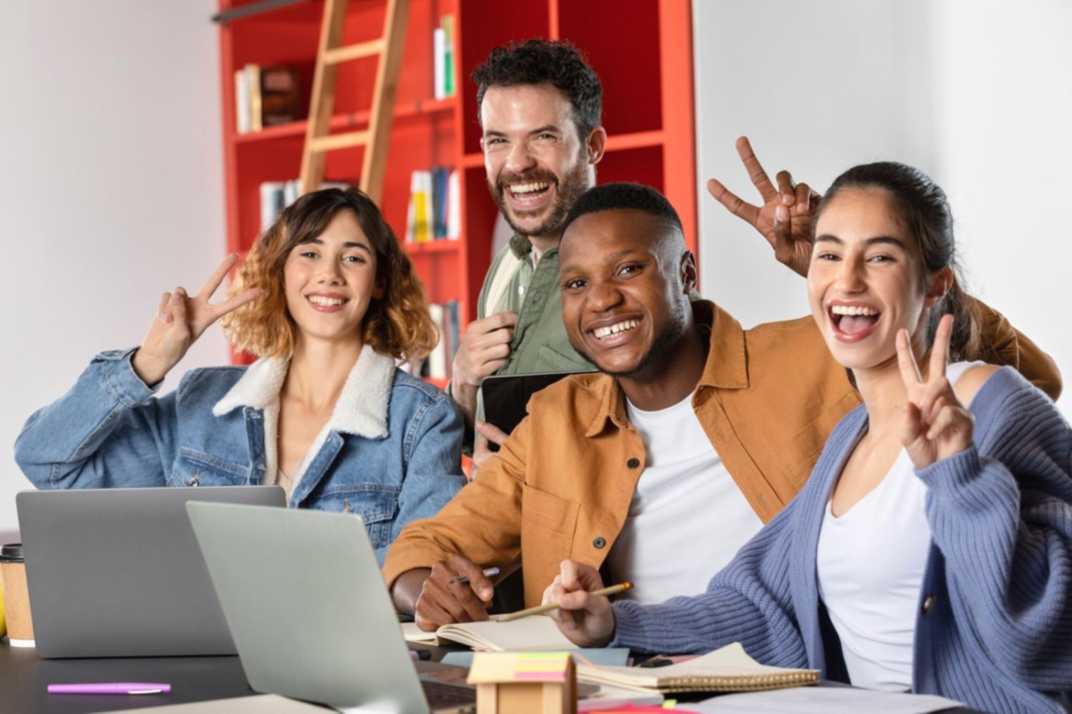 Grupo de profesionales colaborando en análisis financiero con hojas de cálculo